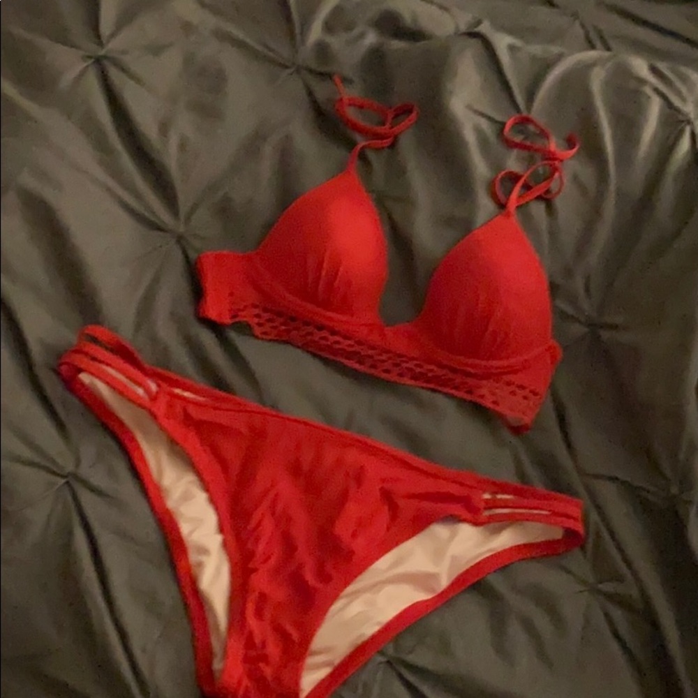 Red bikini - Picture 4 of 7